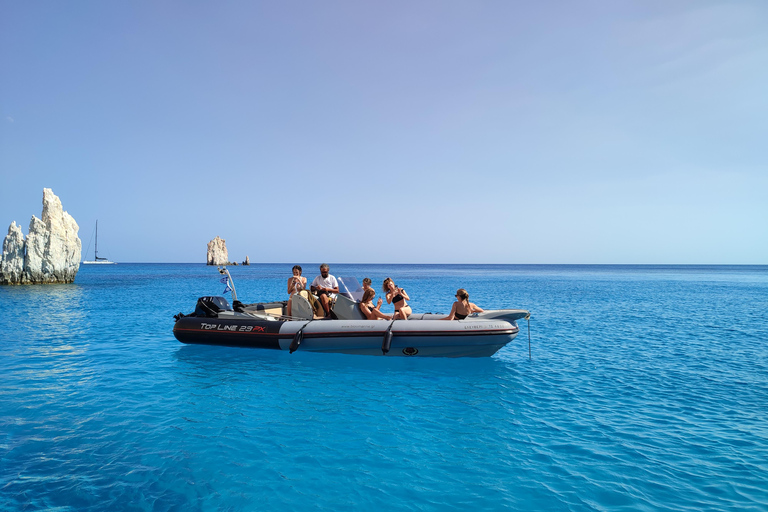 Découvrez la majestueuse Polyaigos lors d&#039;une excursion privée de 4 heures en bateau.Découvrez Polyaigos lors d&#039;une visite privée de 4 heures avec Marvel RIB.