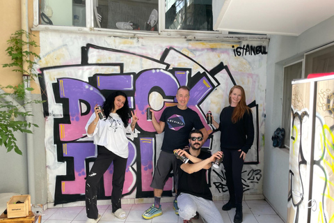 Atelier d'art du graffiti avec des habitants d'un jardin d'intérieur d'Istanbul