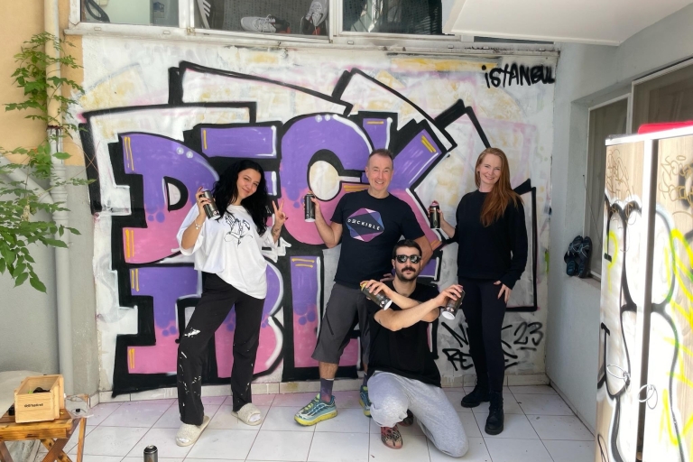 Workshop graffitikunst met de lokale bevolking in een huistuin in Istanbul