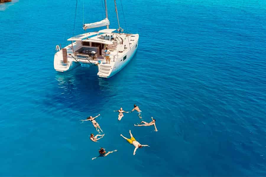 Kolymbia: All-Inclusive-Katamaranfahrt mit Mittagessen & Getränken. Foto: GetYourGuide