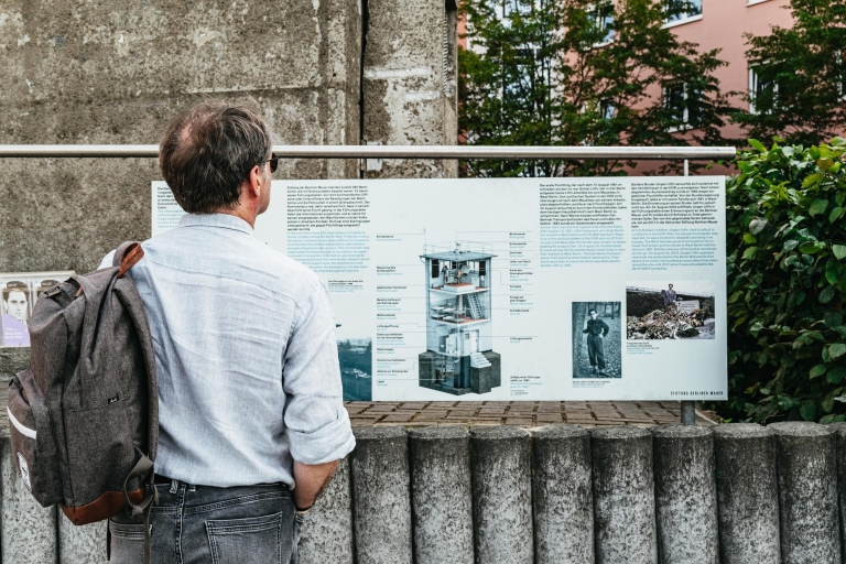 Berlin : découverte du mur et de la guerre froide à véloVisite publique en hollandais
