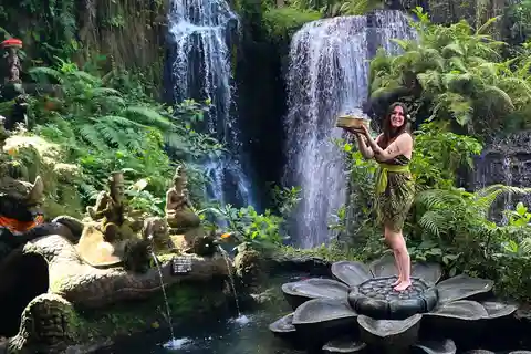 Bali: Ritual de purificação da cascata de Taman Beji Griya