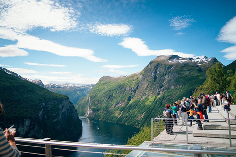 Geiranger: Panorama Bus Tour (Highlights viewpoint) Geiranger: Panorama bus tour Mt Dalsnibba/Skywalk - 2hr