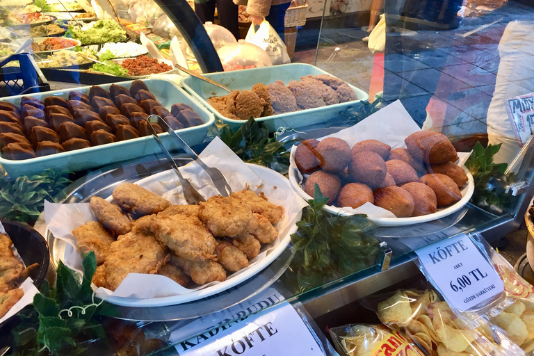 Istanbul: Taste of Turkey with Europe & Asia by Ferry Tour en Español