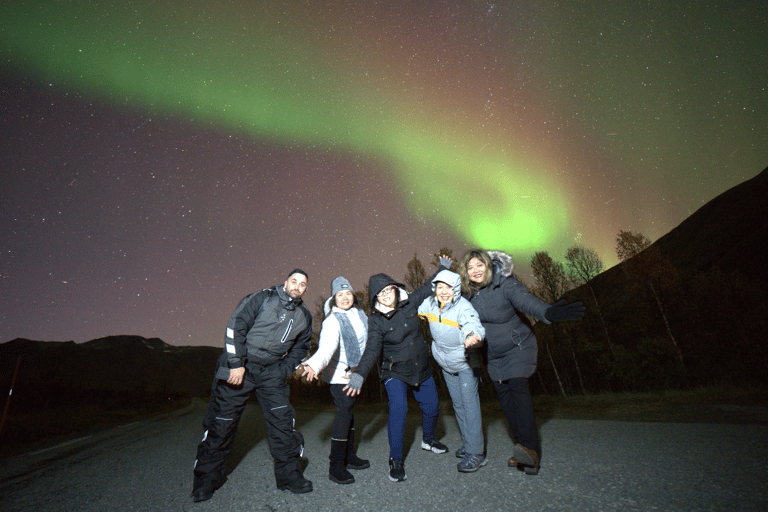 Tromsø: Northern Lights Tour with Photos & Snacks