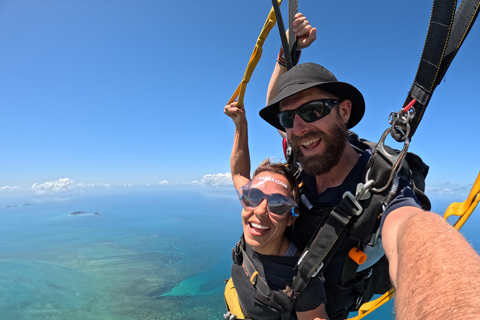 Cairns: Paracaidismo en tándem con traslados y opción de aterrizaje en la playaParacaidismo en tándem con traslados desde Cairns