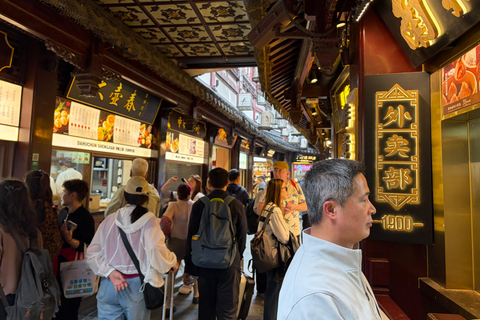 Shanghai: Yuyuan Old Street Food Walking Tour (2–2.5 Hours)