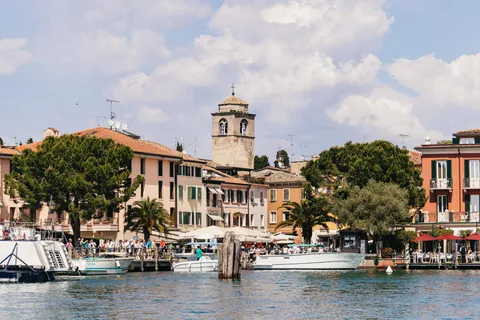 From Milan: Verona, Sirmione and Lake Garda with Boat Cruise