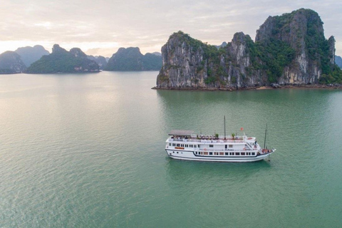 Hanoi: 2-daagse boetiekcruise door Halong Bay met kajakken