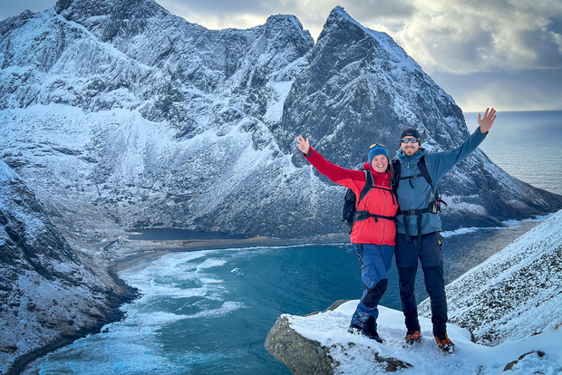 Reine: ruta de senderismo con raquetas de nieve a Ryten con guía local