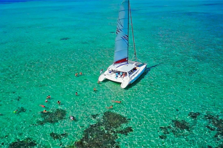 Excursión en catamarán a Ile au Cerfs con almuerzo y cascada GRSECatamarán compartido + servicio de recogida y regreso privado