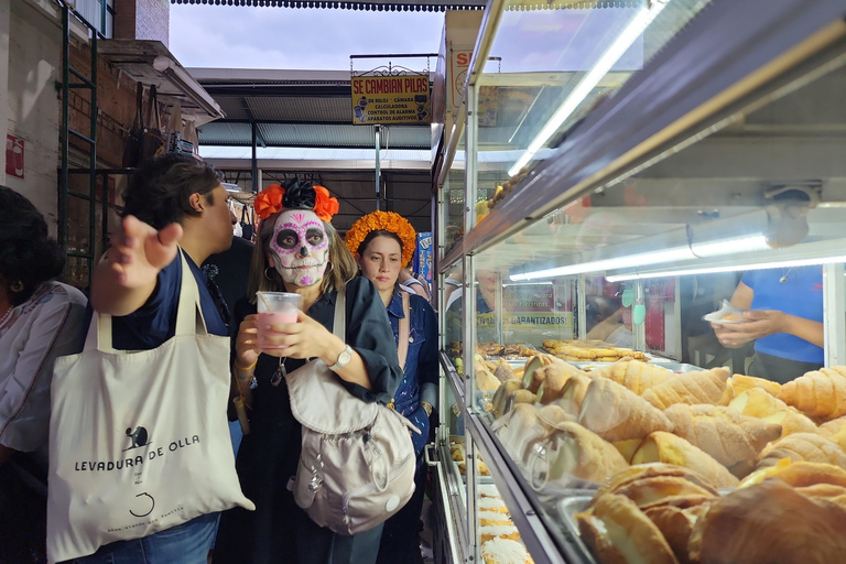 Oaxaca: Day of the Dead Evening Walking Tour with Dinner