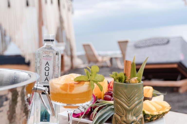 Perivol Beach: zonnebankervaring bij FortyOne Bar RestaurantSet van 2 ligbedden met handdoeken, 1 fles prosecco/wijn en fruit