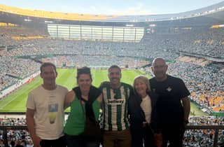Live-Fußballspiel-Atmosphäre zwischen Sevilla und Betis mit LocalFan