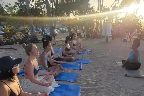 San Juan: lezione di yoga in spiaggia al tramonto Ocean Breeze