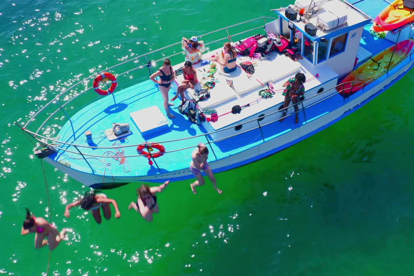 「アルヴォール: 洞窟探検ボートとカヤックツアー」