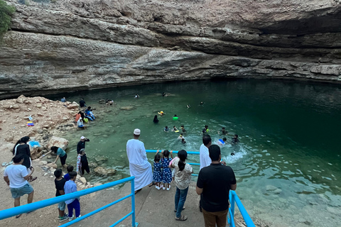 Muscat: Wadi Shab Hike and Bimmah Sinkhole Tour with Lunch Muscat: Wadi Shab Hike and Bimmah Sinkhole Tour with Lunch