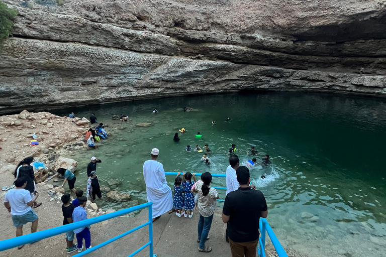 Muscat: Wadi Shab Hike and Bimmah Sinkhole Tour with Lunch Muscat: Wadi Shab Hike and Bimmah Sinkhole Tour with Lunch