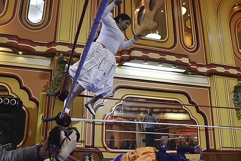 Cholitas Wrestling: Cholitas-Show in der Eishalle