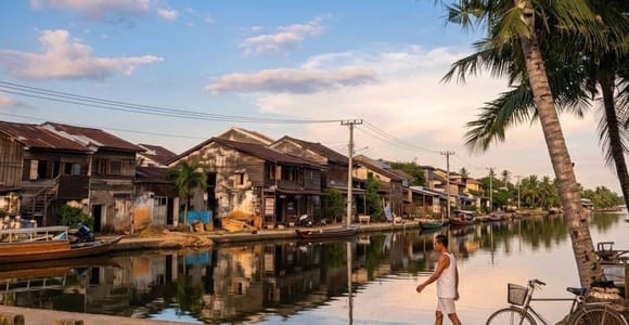 Hoi An Old Town Walking: Trader&#39;s Old House & Sacred Temple