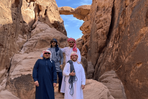 Wadi Rum: Burdah Bergwanderung und -besteigung + traditionelles Mittagessen