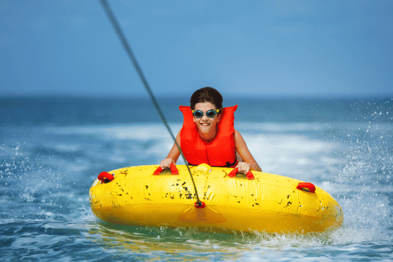 Paseo en banana, parachoques y lancha motora en la playa de Baga