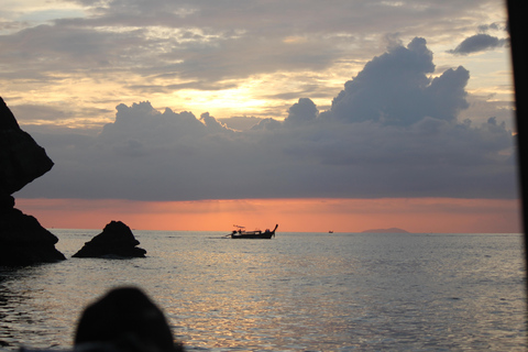 Ko Phi Phi Don : Excursion en bateau rapide avec plongée en apnée avec les requins