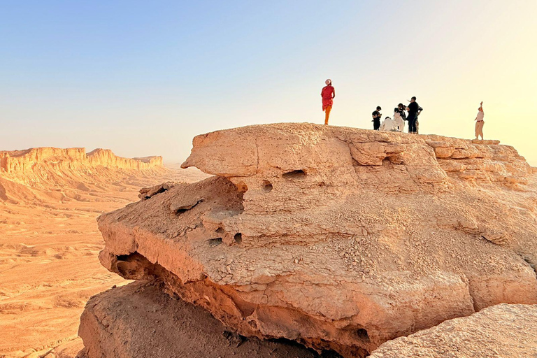 Riyadh: Edge of the World 4x4 Trip with sunset Riyadh: Edge of the World sharing car Trip with free scarf