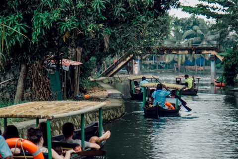 Alleppey: Kajakpaddling och båttur med Shikkara med lokal måltid