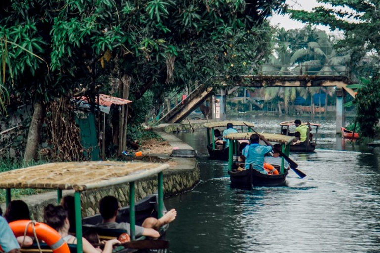 Alleppey: Kajakpaddling och båttur med Shikkara med lokal måltid