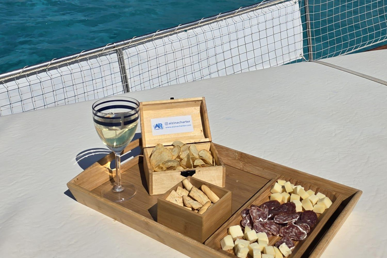 Desde Cala Galdana: Menorca Calas Paseo en Barco con Aperitivos LocalesPaseo en barco compartido al atardecer