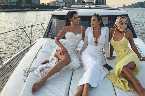 Da Nang: Private Luxury Yacht & Dragon Bridge Fire Show Luxury 2-Hour Ocean Mansion Yacht Charter – 4-Bedroom Bliss