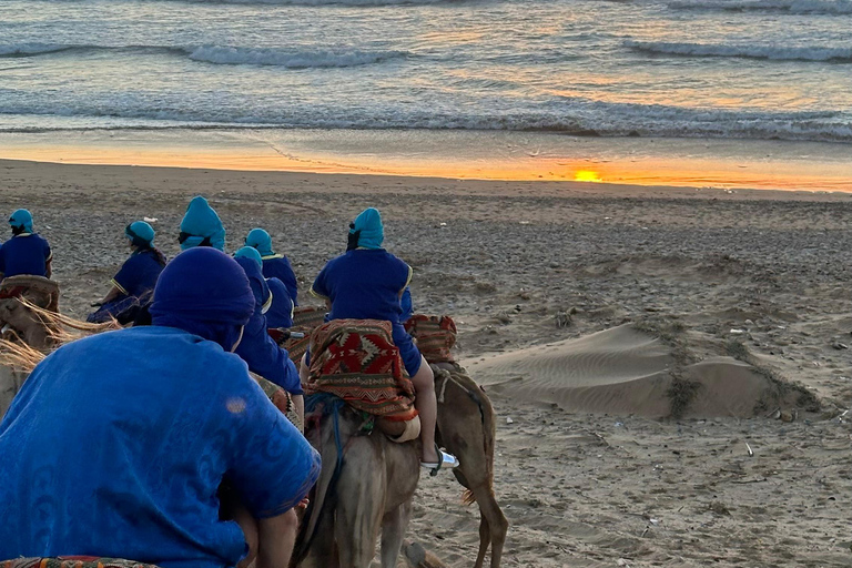 Sandboarding et balade à dos de chameau au coucher du soleil avec barbecue