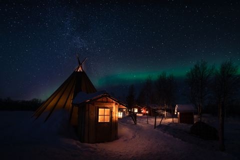 Saariselkä: excursión para ver la aurora boreal al lago Inari y cenaSaariselkä: Excursión a la Aurora Boreal en el Lago Inari y Cena