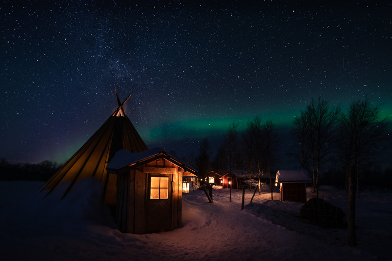 Saariselkä: excursión para ver la aurora boreal al lago Inari y cenaSaariselkä: Excursión a la Aurora Boreal en el Lago Inari y Cena