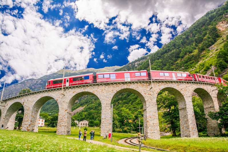 Depuis Milan : Croisière sur le lac de Côme, St. Moritz et train rouge de la Bernina