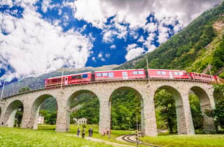 Von Mailand aus: Comer See-Kreuzfahrt, St. Moritz & Bernina Red Train