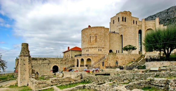 Ab Durrës/Golem: Burg von Kruja, Alter Basar und traditionelles Mittagessen