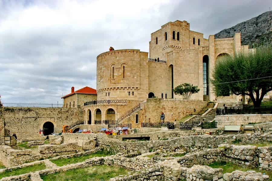 Ab Durrës/Golem: Burg von Kruja, Alter Basar und traditionelles Mittagessen. Foto: GetYourGuide Ab Durrës/Golem: Burg von Kruja, Alter Basar und traditionelles Mittagessen. Foto: GetYourGuide