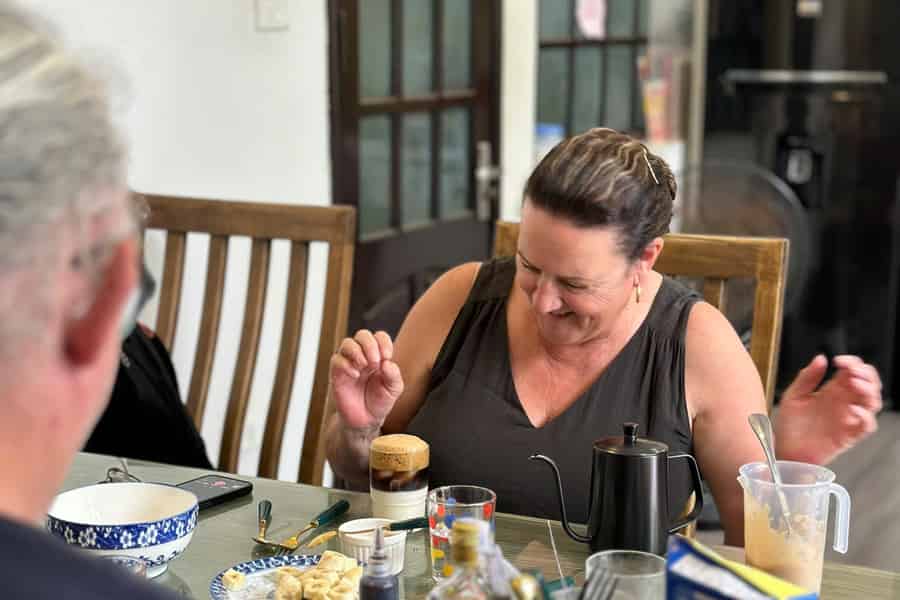 Hanoi-Kaffee-Workshop: 6 vietnamesische Kaffeespezialitäten in einem lokalen Haus zubereiten. Foto: GetYourGuide Hanoi-Kaffee-Workshop: 6 vietnamesische Kaffeespezialitäten in einem lokalen Haus zubereiten. Foto: GetYourGuide