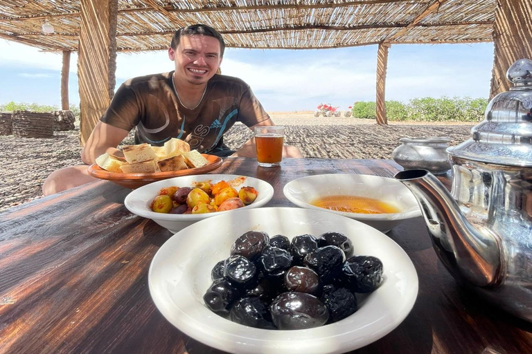 Marrakech: Excursão de meio dia em um quadriciclo no deserto com passeio de camelo