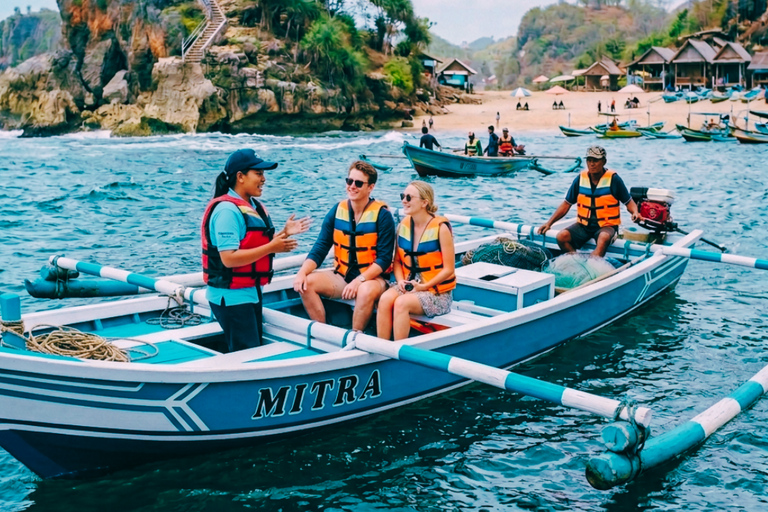 Yogyakarta:one day tour of 6 beaches by jeep and boat