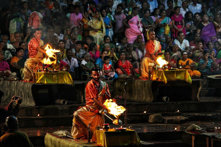 Varanasi : Marche spirituelle, tour en bateau et cérémonie de la Puja