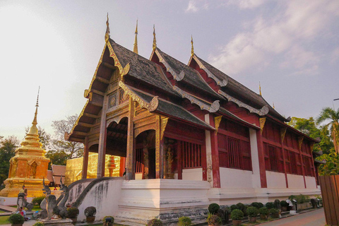 Chiang Mai: Visita nocturna a los templos y comida callejera en Tuk Tuk