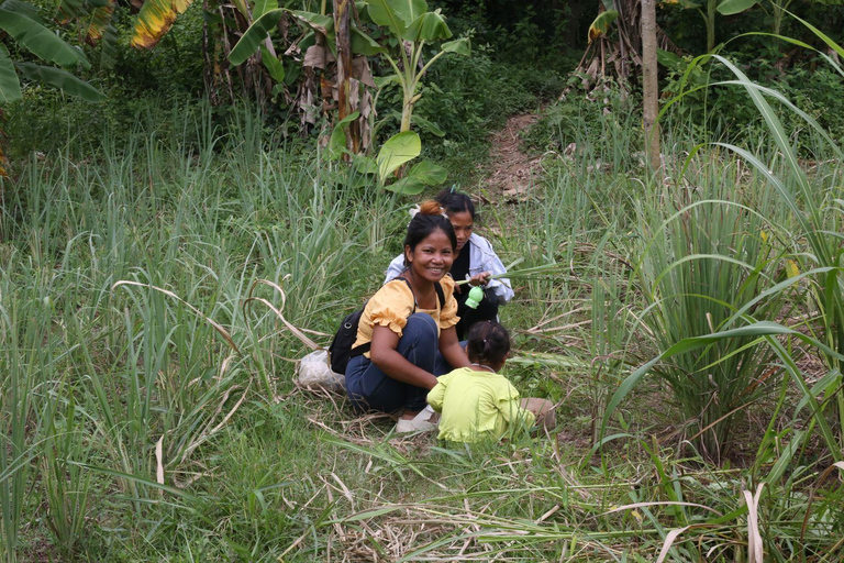 Maak etherische olie met een dorpsherbalist in de buurt van Phnom PenhMaak etherische olie met een kruidendokter in een dorpje bij Phnom Penh