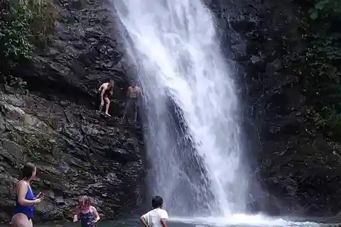 Visite des chutes d'eau et du village de Biausevu (Fidji)