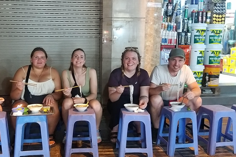 Hanoi: Comida callejera y tour a pie en grupo reducido