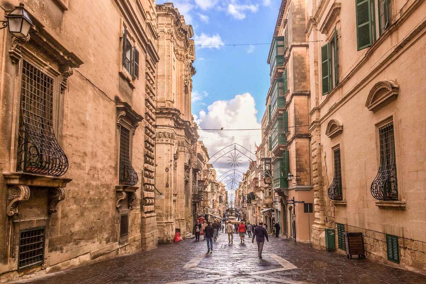 Valletta Full-Day Guided Tour in French w/ Lunch & Transport