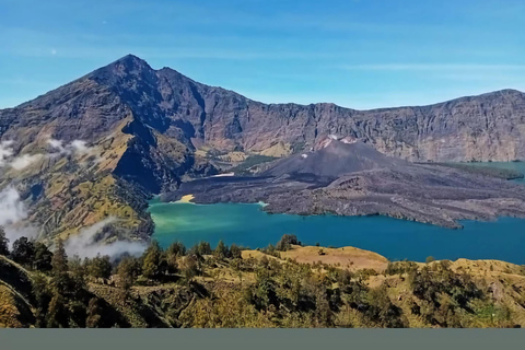 3d/2n trektocht berg rinjani top meer en warmwaterbronnen.Mount rinjani 3d 2 n top