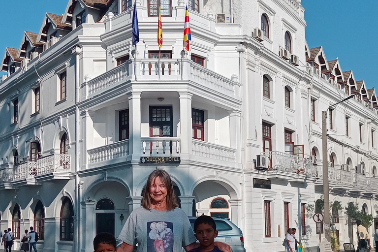 Kandy: Tuk Tuk City Tour with Local Driver